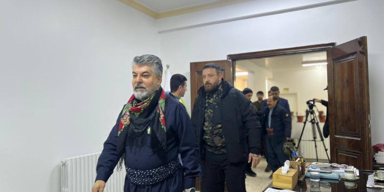 النجم “دينيز ناكي” يصل روج آفا دعماً لمقاومة البقاء والكرامة