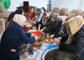 أمهات في كرباوي يحضرن الطعام للمقاتلين في الجبهات