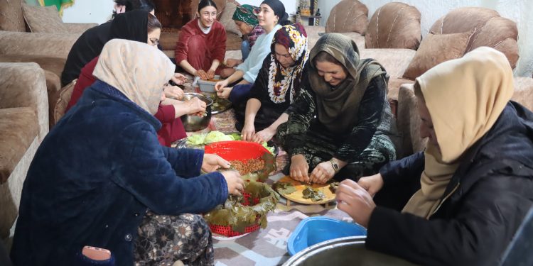 أمهات في كرباوي يحضرن الطعام للمقاتلين في الجبهات