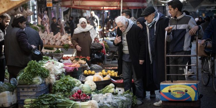 وقفات احتجاجية في حلب رفضاً لقرارات إدارية تمسُّ أرزاق أصحاب الدخل المحدود