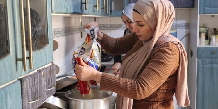 الأيادي الخضراء.. مبادرة شعبية لتقديم الدعم للمهجّرين
