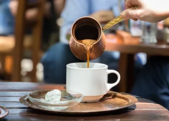 صداع رمضان الخفي.. عندما ينتقم الكافيين بصمت 