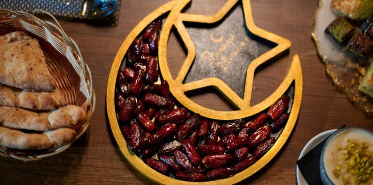 ما هو تمر إفطار الصائم.. ولماذا يعدُّ عنصرًا أساسيًا على موائد رمضان؟