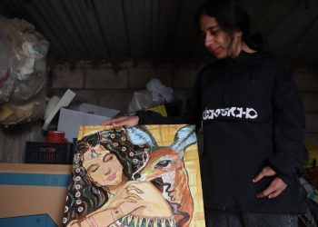 تغلّبت على عجزها بالتعبير عن نفسها بالرسم