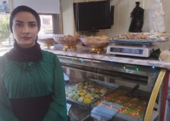 امرأة أفغانية تمزج بين نكهات بلدها ونكهات الأطعمة الكردية