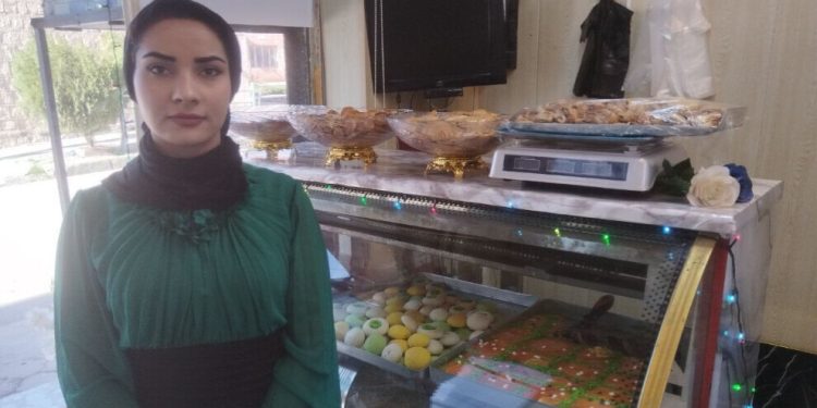 امرأة أفغانية تمزج بين نكهات بلدها ونكهات الأطعمة الكردية