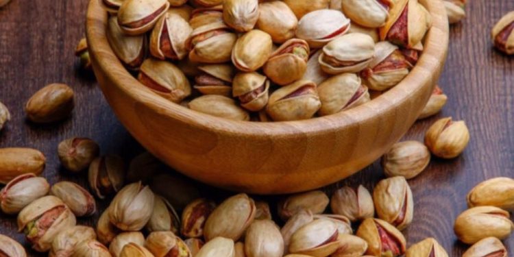 للطاقة وحماية القلب.. ما التوقيت الذهبي لأكل المكسرات؟