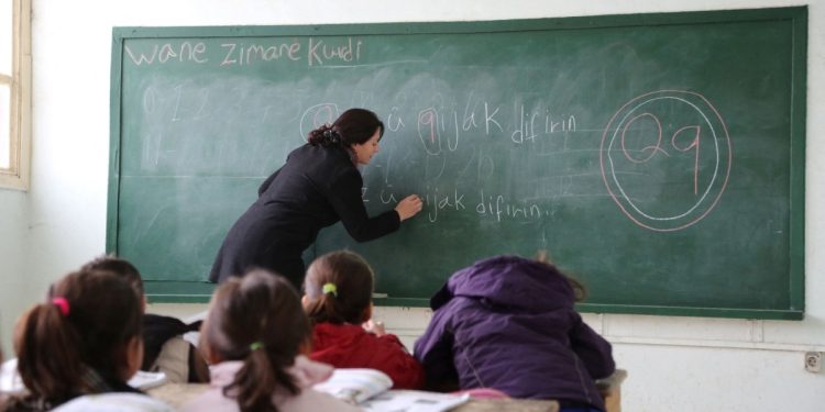 اليوم العالمي للغة الأم… اللغة الكردية بين الوجود والإنكار