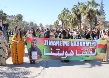 في اليوم العالمي للغة الأم.. أهالي قامشلو يجددون العهد للتمسّك باللغة الكردية