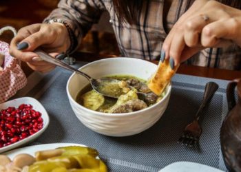 هل تتناولون طعامكم بسرعة؟ إليكم تأثيره على جهازكم الهضمي!