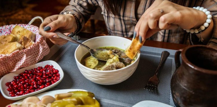 هل تتناولون طعامكم بسرعة؟ إليكم تأثيره على جهازكم الهضمي!
