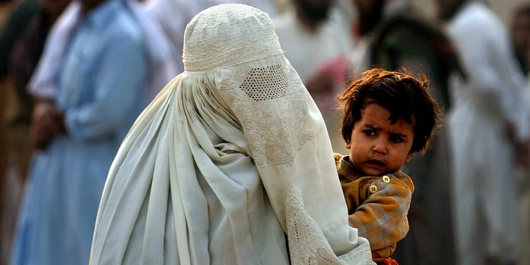 “ضرب الزوجة والأطفال مسموح ما لم يؤد لكسر العظام”.. قانون طالبان الجديد