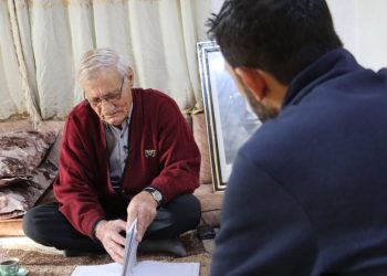 مسنّ من تل شعير.. يُتقن لغته بعد عقود من الحرمان 