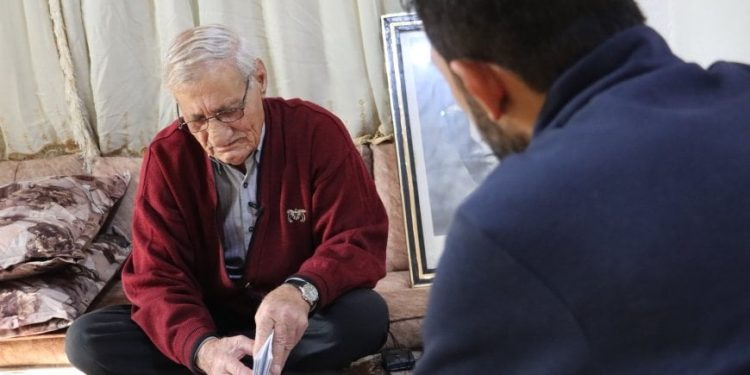 مسنّ من تل شعير.. يُتقن لغته بعد عقود من الحرمان 