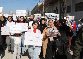 عوائل أسرى الحرب بقامشلو تطالب الحكومة السورية المؤقتة بالإفراج عن أبنائهم
