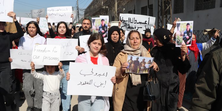 عوائل أسرى الحرب بقامشلو تطالب الحكومة السورية المؤقتة بالإفراج عن أبنائهم