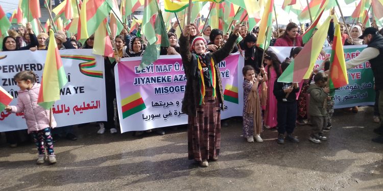 أهالي الحسكة يجددون العهد بالنضال في وقفة تضامنية حاشدة