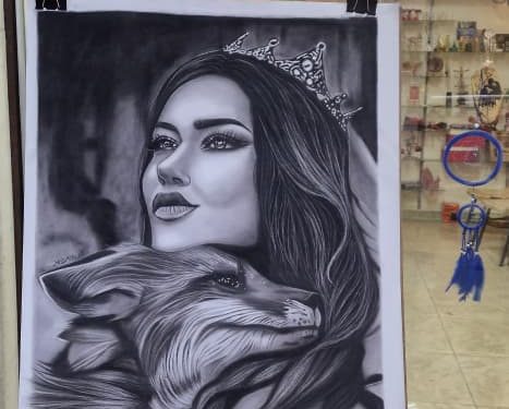 ياسمين يوسف.. رسامة تواجه تحديات الواقع بلوحات فنية