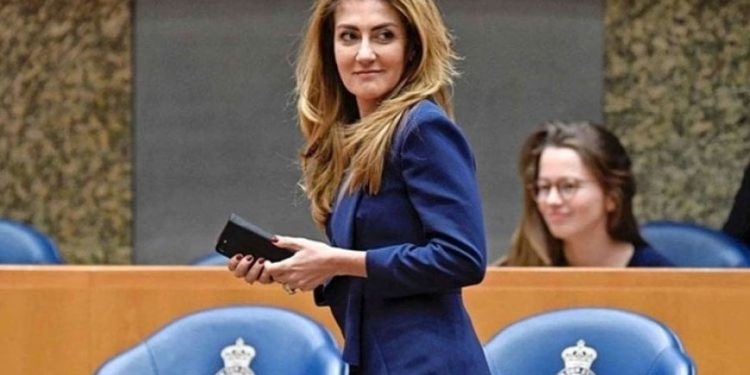 الكردية ديلان يشيلغوز وزيرة للدفاع في هولندا