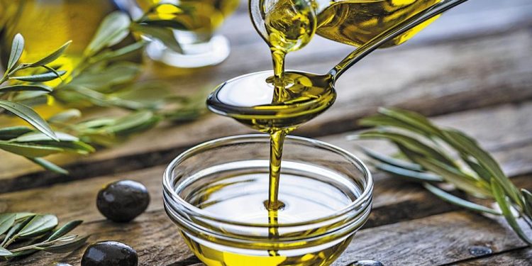 فوائد تناول ملعقة زيت زيتون يومياً