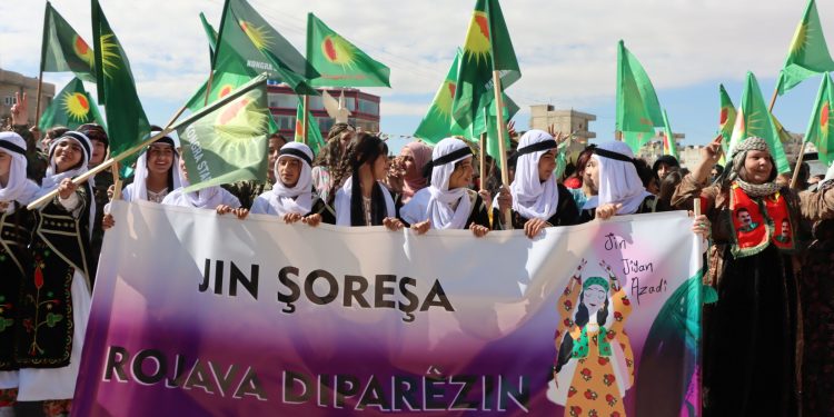 في اليوم العالمي للمرأة.. نساء روج آفا يطالبن بالإفراج عن الأسرى