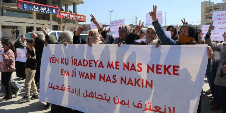 وقفة احتجاجية في كوباني رفضاً لتعيين مديراً للمنطقة من خارجها