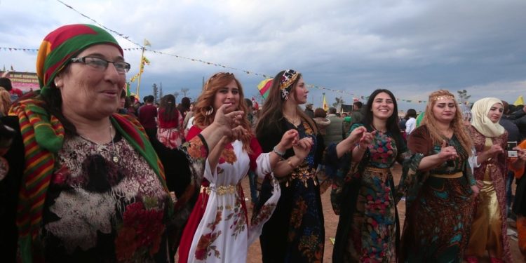 في يومه.. الزي الكردي اعتزاز قومي وذاكرة ثقافية تصونها النساء