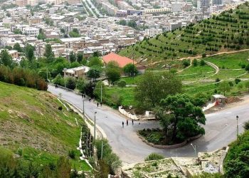 بابُ الانتظارِ العالي… وزَرْزُو ساعي النبوءات