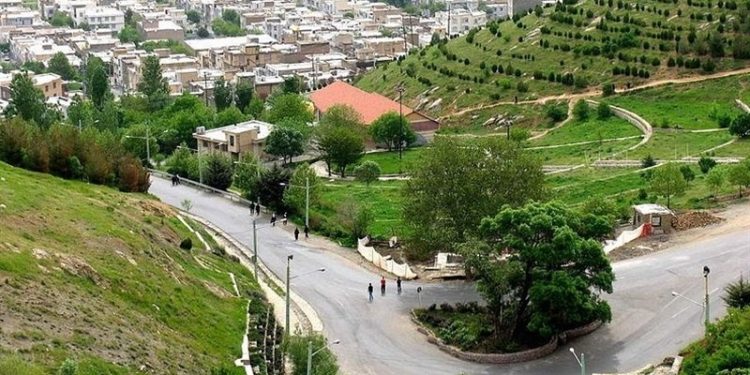 بابُ الانتظارِ العالي… وزَرْزُو ساعي النبوءات