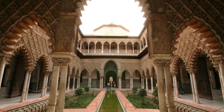 الموشّحات الأندلسية.. أيقونة الشّكل المتطوّر للقصيدة ونتاج تفاعل الثّقافات بين  الشّرق والغرب
