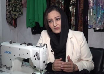 مع آلة الخياطة والقماش.. مسيرة خياطة استمرت 25 عاماً