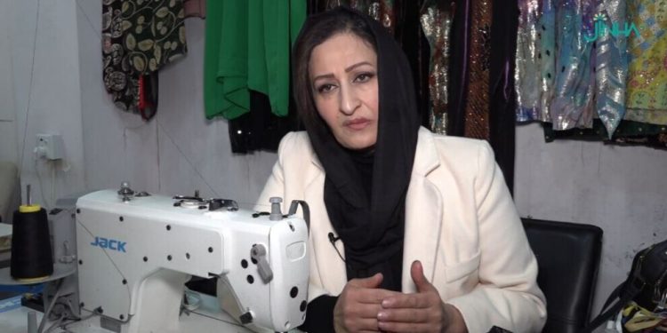 مع آلة الخياطة والقماش.. مسيرة خياطة استمرت 25 عاماً