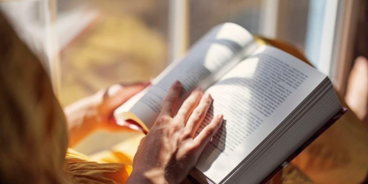 الزمن في الأدب.. سيرٌ في أفقٍ ساكن