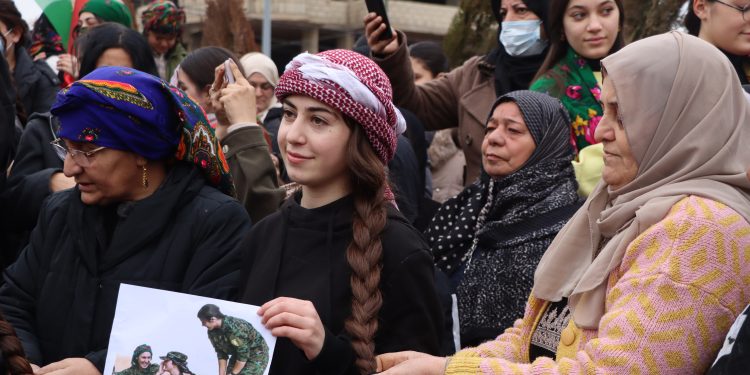 من الضفيرة في الثقافة الكردية إلى الحناء المغربية.. رموز نسوية للتعبير والمقاومة