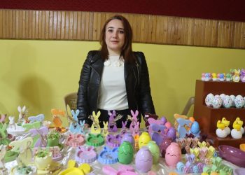 بين الجبصين والخشب… ثلاثينية تصنع فرح القيامة بيديها