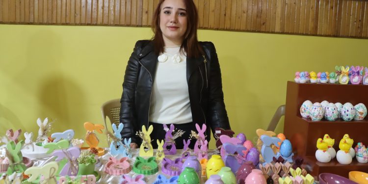 بين الجبصين والخشب… ثلاثينية تصنع فرح القيامة بيديها