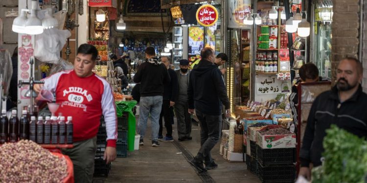 إيران… أسعار المواد الغذائية ترتفع أكثر من الصواريخ