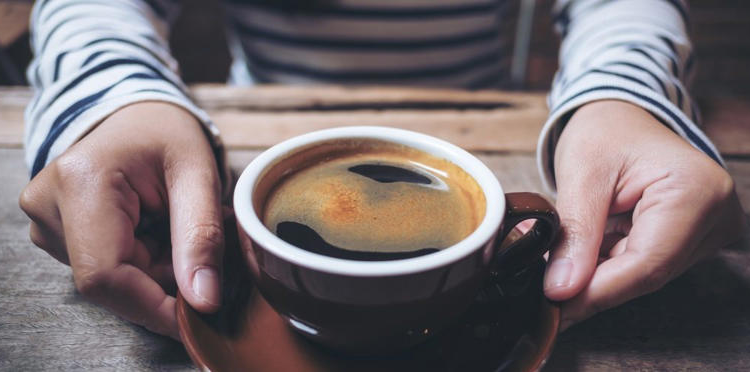 القهوة من دون كافيين… خيار صحي أم مجرد بديل؟