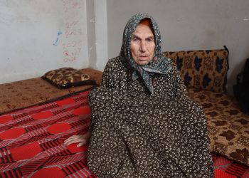 على عتبة الغربة… مسنّة تُشيّع عمرها بين دروب التهجير ومراكز الإيواء