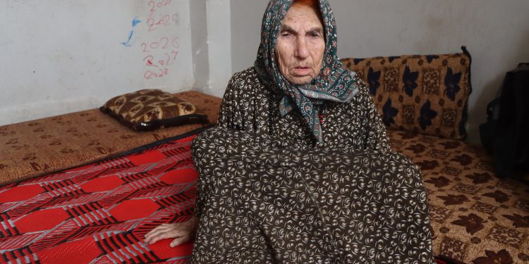 على عتبة الغربة… مسنّة تُشيّع عمرها بين دروب التهجير ومراكز الإيواء