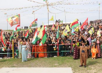 تحت شعار: “حرية القائد عبد الله أوجلان، ووحدة الصف الكردي، أهالي الدرباسية يحتفلون بالنوروز