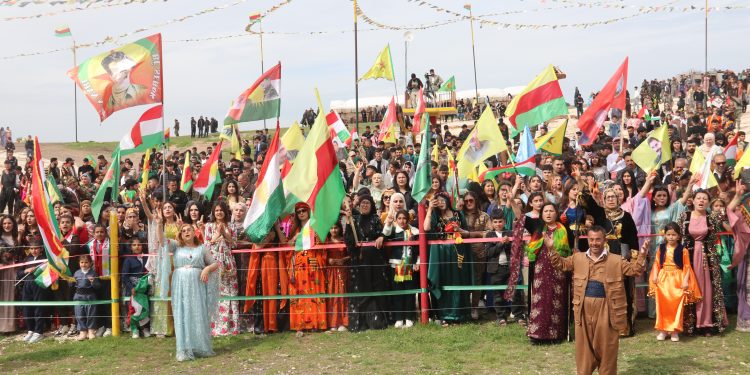 تحت شعار: “حرية القائد عبد الله أوجلان، ووحدة الصف الكردي، أهالي الدرباسية يحتفلون بالنوروز