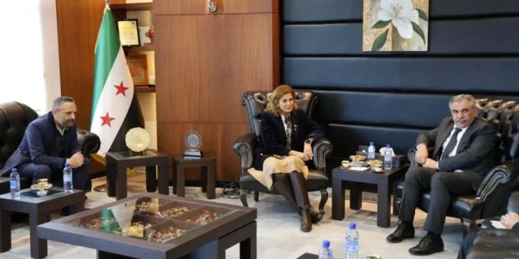 محافظ الحسكة يجري عدداً من اللقاءات لإعادة تفعيل المؤسسات وتقديم الخدمات