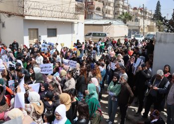 عوائل الأسرى.. مناشدات مكررة لمعرفة مصير أبنائهم والمطالبة بالإفراج عنهم
