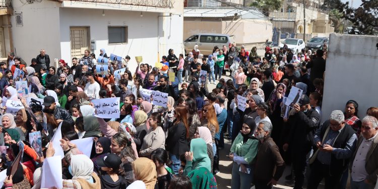 عوائل الأسرى.. مناشدات مكررة لمعرفة مصير أبنائهم والمطالبة بالإفراج عنهم