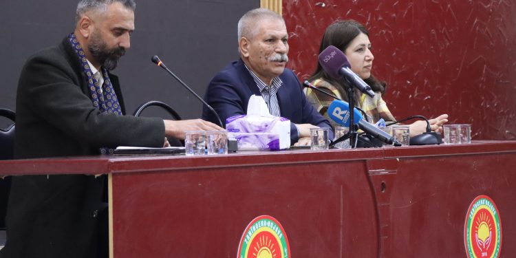 محاضرة لجامعة روج آفا حول الاندماج الديمقراطي