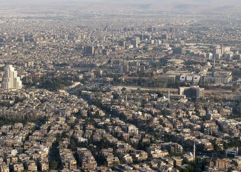 أهالي ريف دمشق يتظاهرون رفضاً للقرارات التعسفية للحكومة المؤقتة