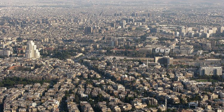 أهالي ريف دمشق يتظاهرون رفضاً للقرارات التعسفية للحكومة المؤقتة