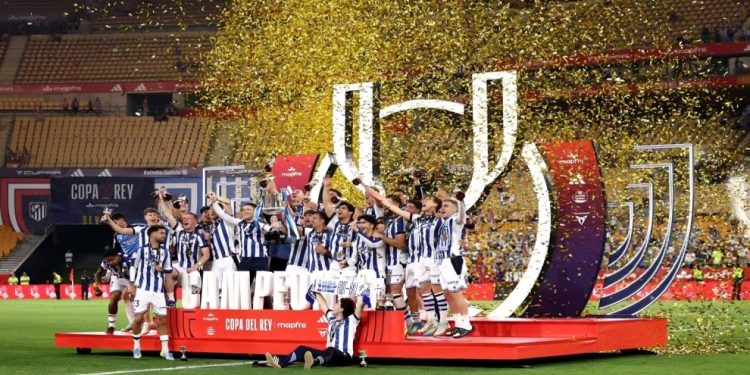 التاريخ يعيد نفسه.. سوسيداد يصفع أتلتيكو مدريد ويتوّج بكأس الملك