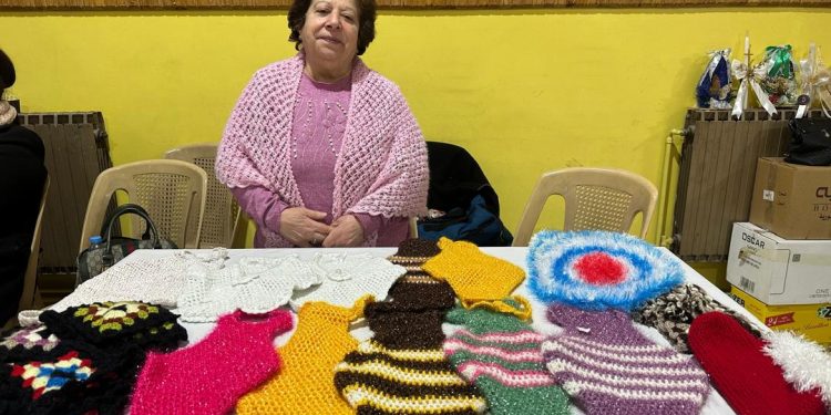 حياكة لا تشيخ.. موضة الصوف مهوى فتيات بأنامل امرأة سبعينية